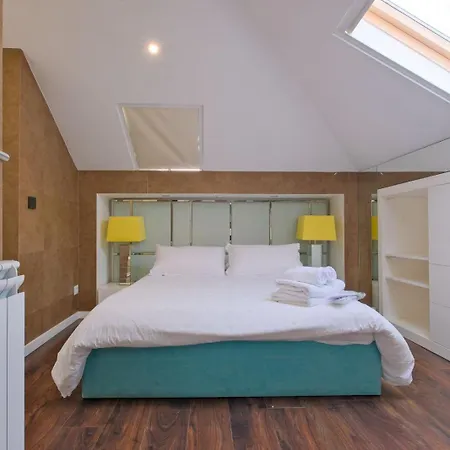 Luxury Duplex In Benfica 15 Min To Airport דירה *